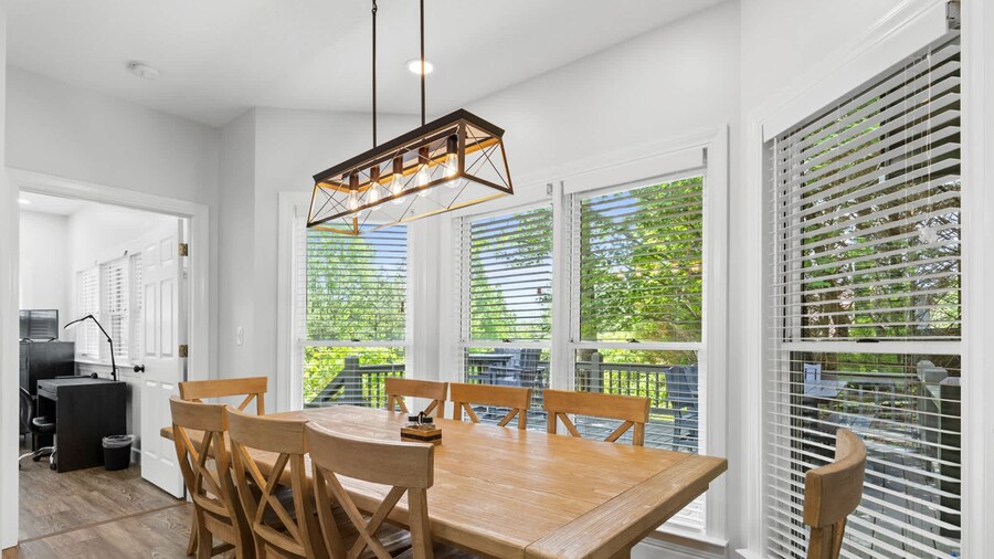 12 Min to Downtown Sleeps 12 Hot Tub Fire Pit