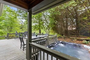 Une terrasse en bois avec des meubles d’extérieur et un jacuzzi.