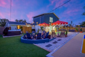 A backyard with a barbecue area, outdoor seating, and a pool. - Palm Shell Villa - Pool - Pickleball - Hot Tub (Bradenton)