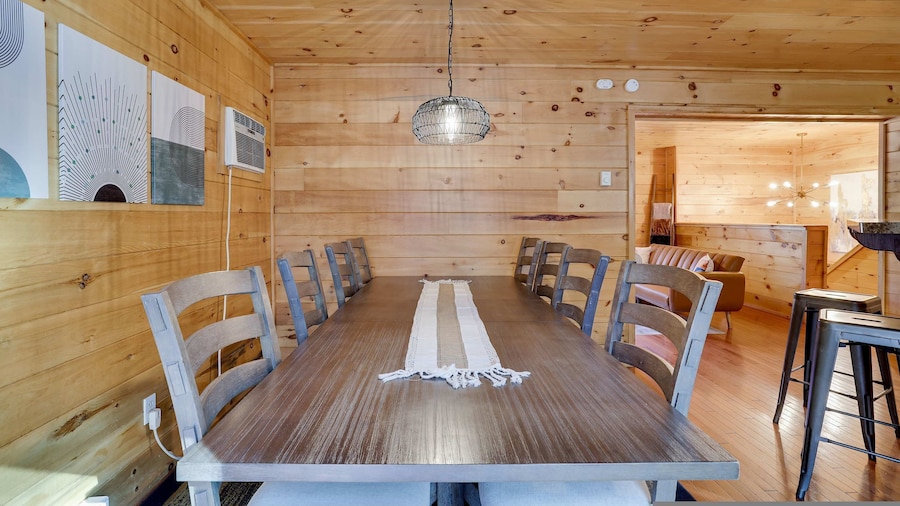Mountain Retreat Hot Tub Game Room Basketball