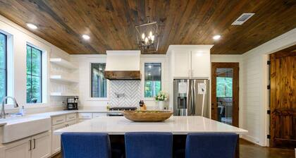 Luxury Ridge Cabin Hot Tub Fire Pit Views