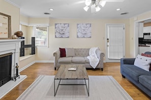 House - Modern Memphis Retreat - Sleeps 7 - Fireplace (Memphis)