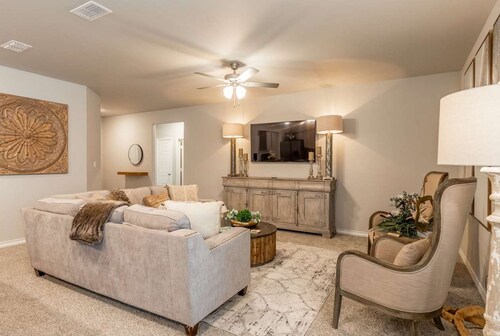 10 Minutes to Stadium Spacious 3BR Gameroom