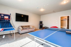 Room - 10 Minutes to Stadium Spacious 3BR Gameroom (Lubbock)