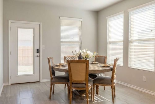 10 Minutes to Stadium Spacious 3BR Gameroom