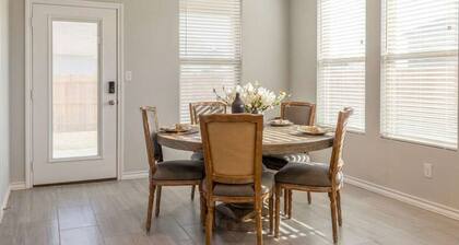 10 Minutes to Stadium Spacious 3BR Gameroom