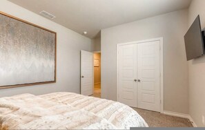 Room - 10 Minutes to Stadium Spacious 3BR Gameroom (Lubbock)