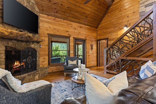 EZ Come EZ Geaux - Stunning Mtn Views - Hot Tub