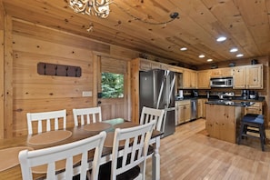 House | 3 bedrooms, high-speed internet - Mountain Views Hot Tub Arcade Game Firepit (Mineral Bluff)