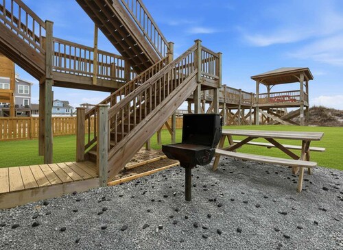 Steps to the Sand Sleeps 12 Hot Tub Grill