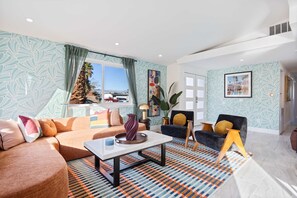 Ein modernes Wohnzimmer mit einer Couch, einem Couchtisch und zwei Sesseln.