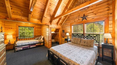 Luxury 8BR Mountain Lodge Hot Tub Fire Pit