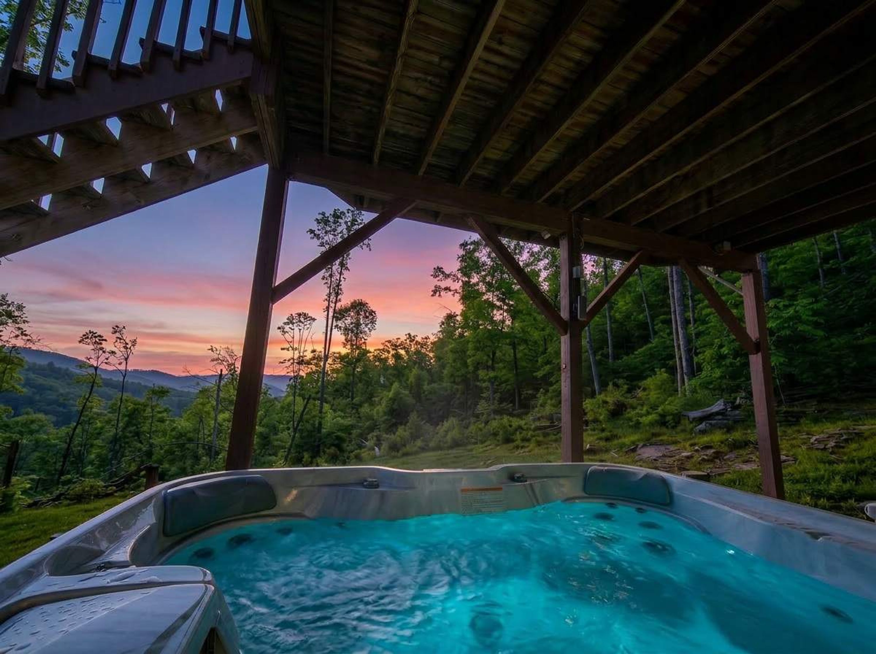 Un bain à remous sous une pergola en bois, avec une forêt en arrière-plan.