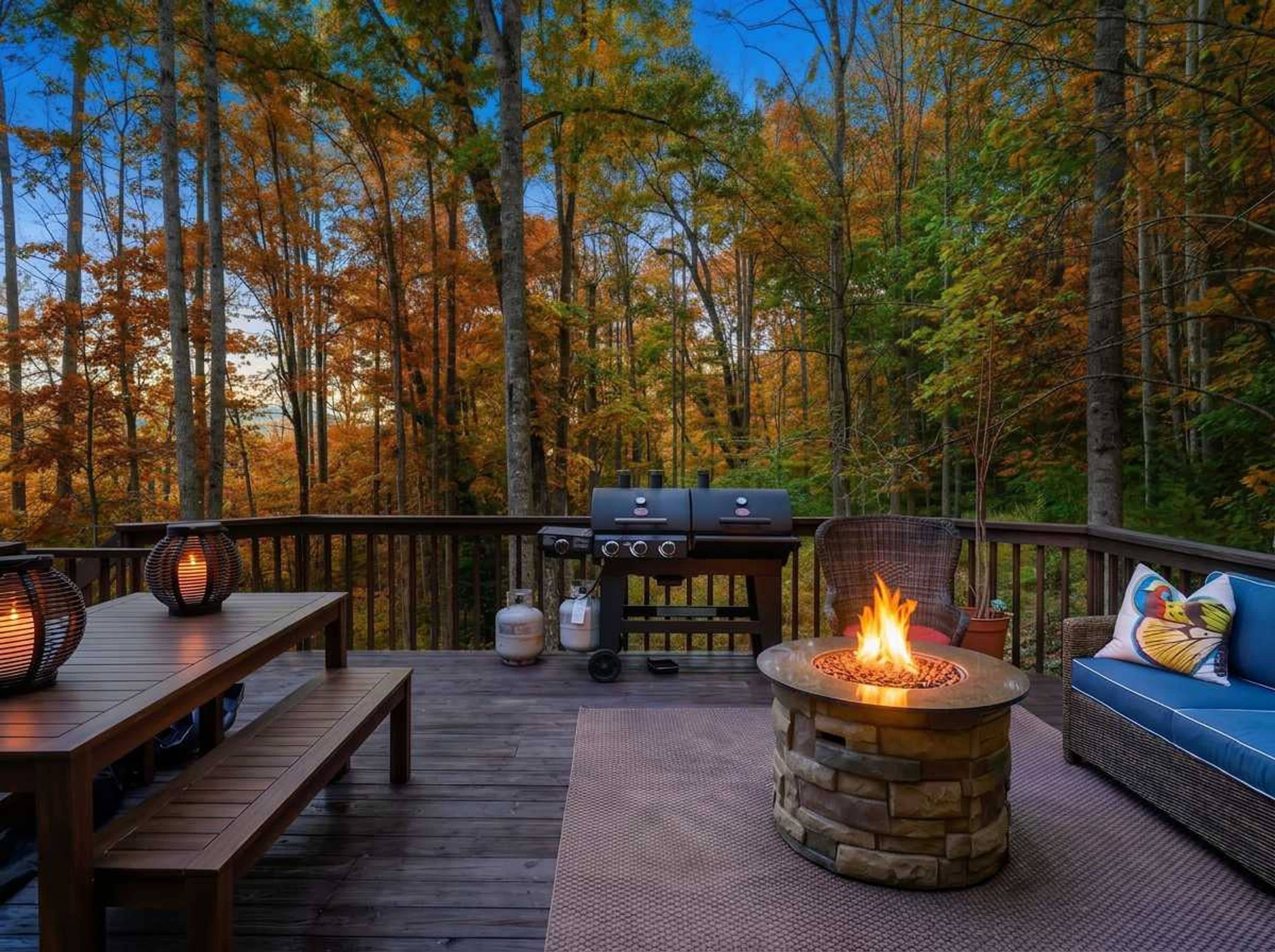 Une terrasse extérieure avec un foyer en pierre, un barbecue et des sièges.