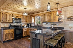 House | 3 bedrooms, high-speed internet - Family-friendly Cabin Hot Tub Games Views (Morganton)