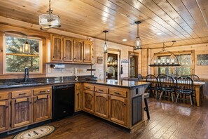 House | 3 bedrooms, high-speed internet - Family-friendly Cabin Hot Tub Games Views (Morganton)