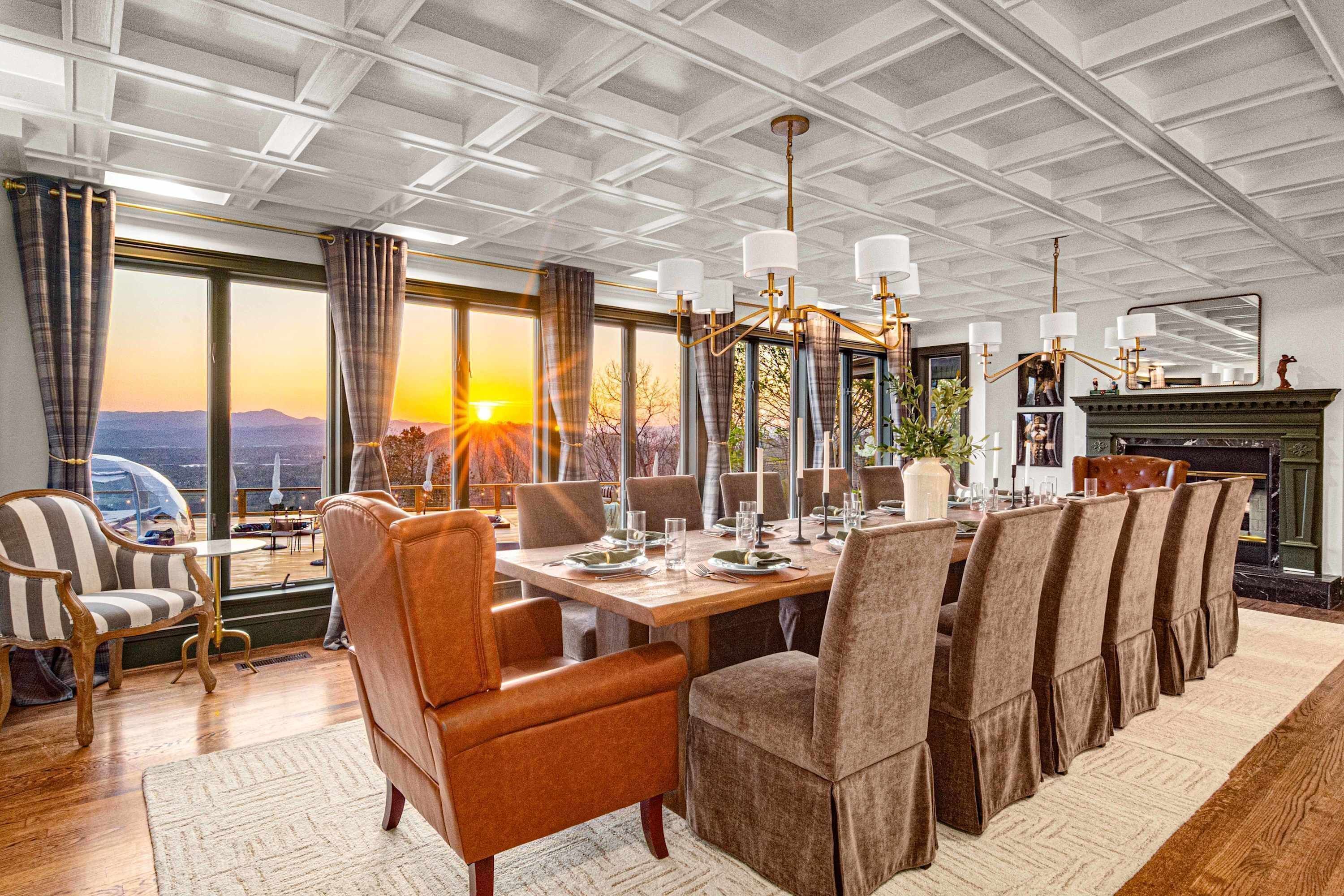 Un comedor con una mesa grande, sillas y vistas al exterior.