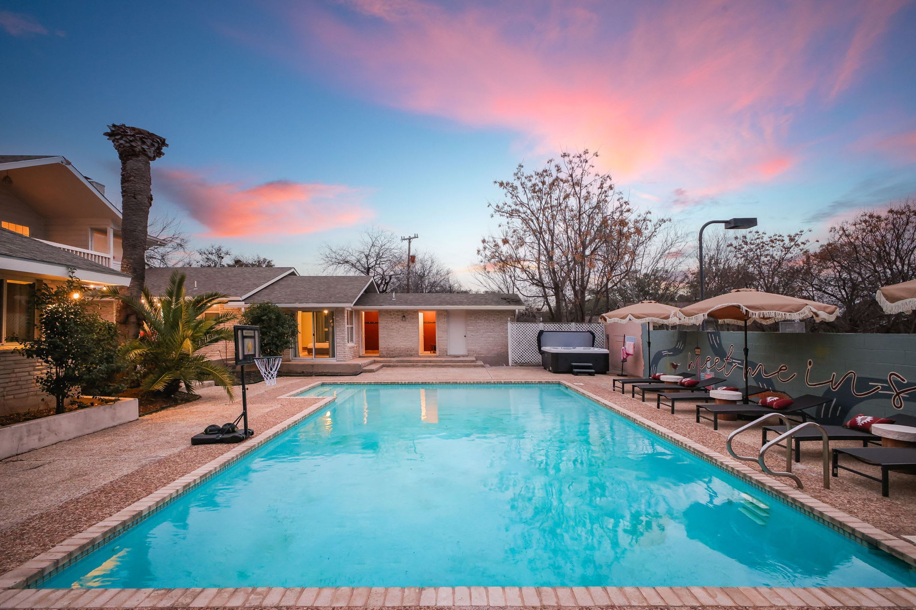 House | 8 bedrooms, high-speed internet