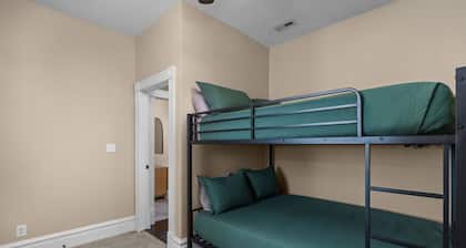 Near Forest Park Central West End - Sleeps 6