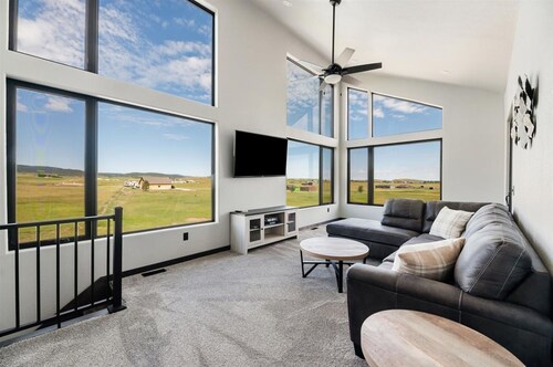 Bear Butte Luxury Retreat Hot Tub 10 Mins to DT