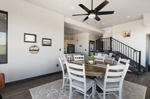 Room - Bear Butte Luxury Retreat Hot Tub 10 Mins to DT (Sturgis)