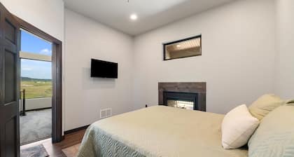Bear Butte Luxury Retreat Hot Tub 10 Mins to DT