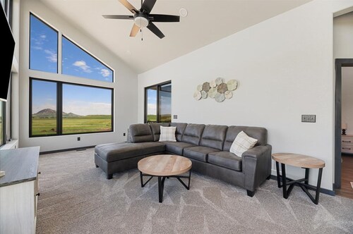 Bear Butte Luxury Retreat Hot Tub 10 Mins to DT