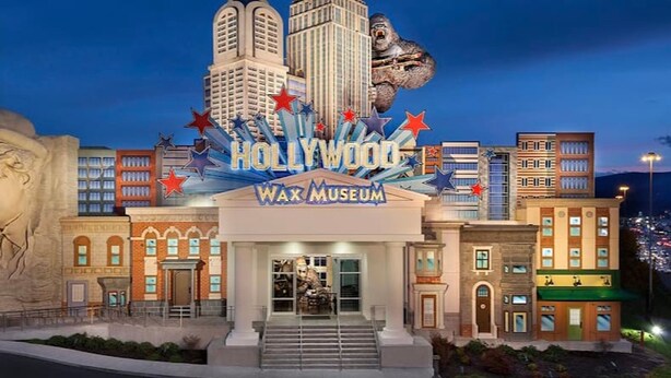 Ingången till Hollywood Wax Museum, med en stjärndekorerad design ovanför skylten.