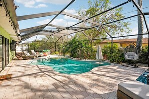 A covered outdoor swimming pool with lounge chairs and a hot tub. - 4 Br Bradenton Home Private Pool Outdoor Bar W D (Bradenton)