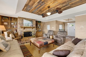 House | 3 bedrooms, Internet - Cedar Creek Lake Escape Lakefront Private Dock (Mabank)