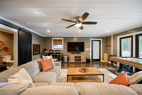 Sleeps 18 - Hot Tub - Playground - Games - Firepit