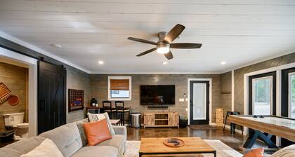 Sleeps 18 - Hot Tub - Playground - Games - Firepit