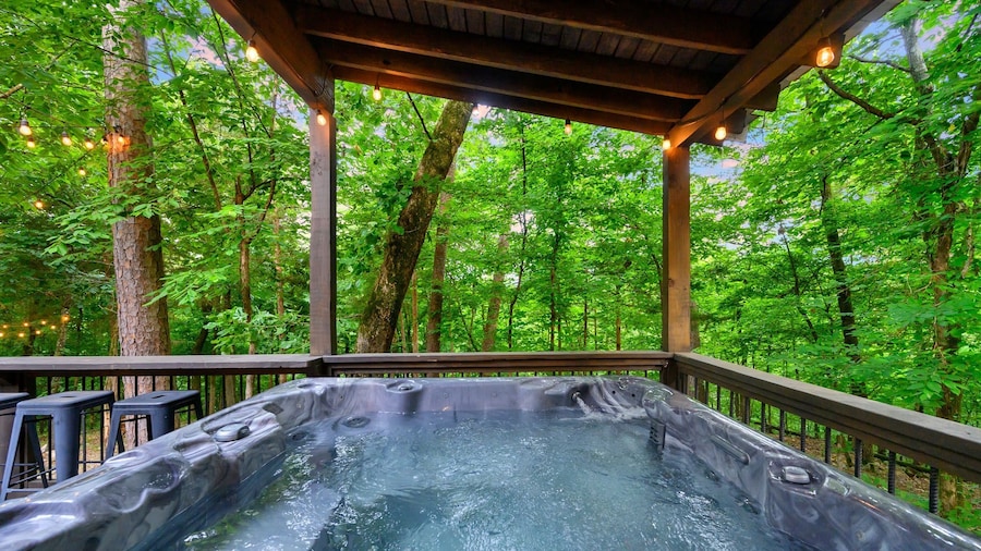 Sleeps 18 - Hot Tub - Playground - Games - Firepit