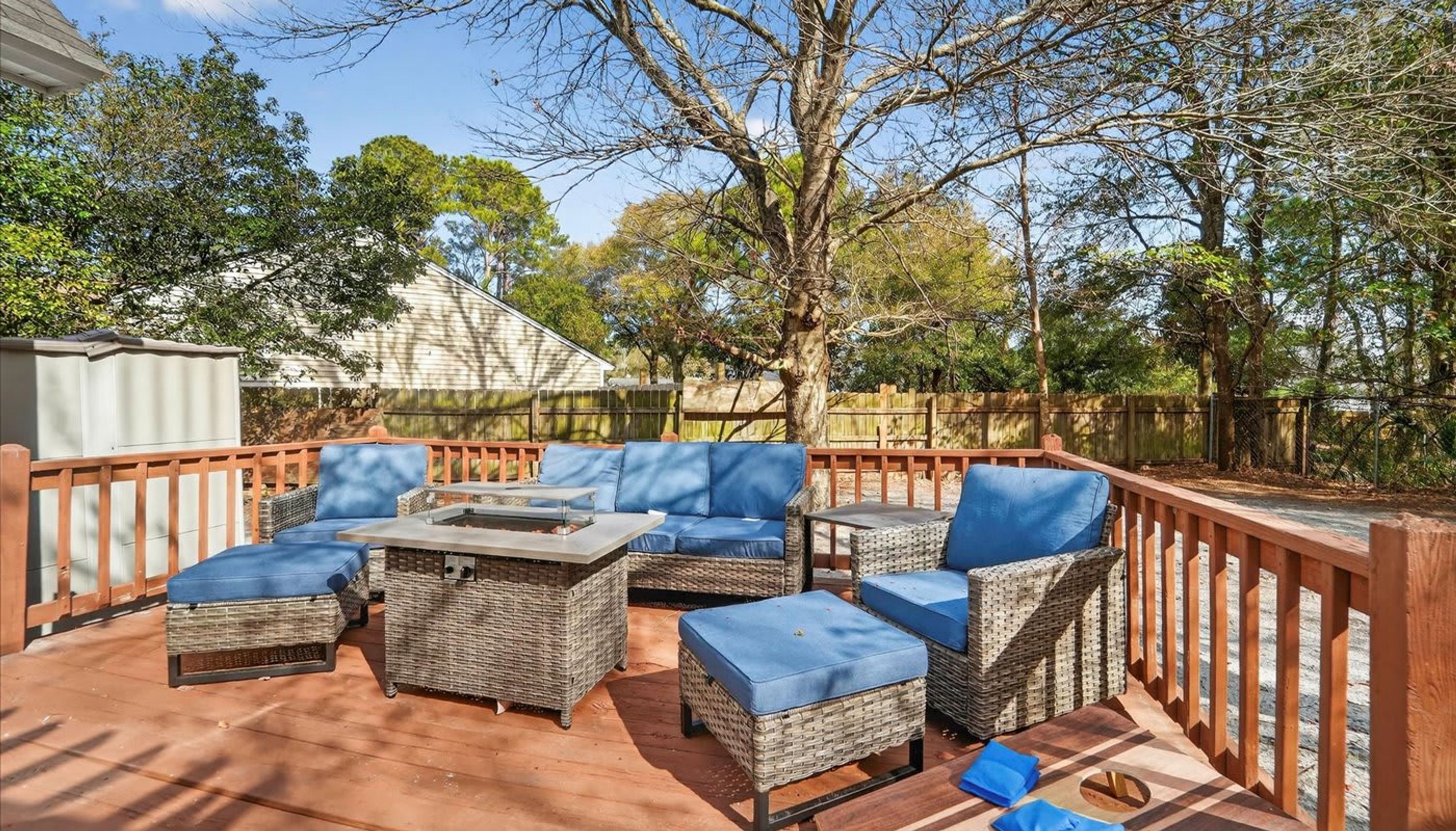 Un patio exterior con mobiliario de mimbre y una chimenea.