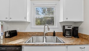 Room - Savannah Oasis Hot Tub Pickleball Putt Putt (Savannah)