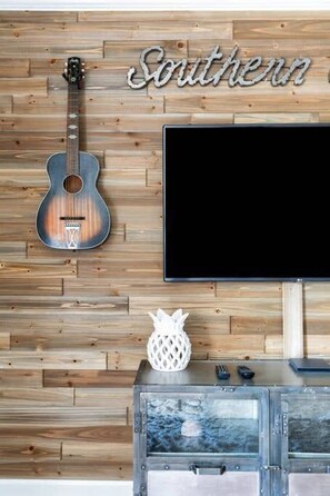 A wall with a guitar and a sign that reads 'Southern.' - Walk To Broadway Charming Modern Historic Townhome (Nashville)
