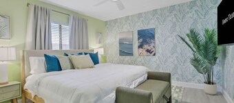 Naples Pool Home Paradise Minutes From the Beach