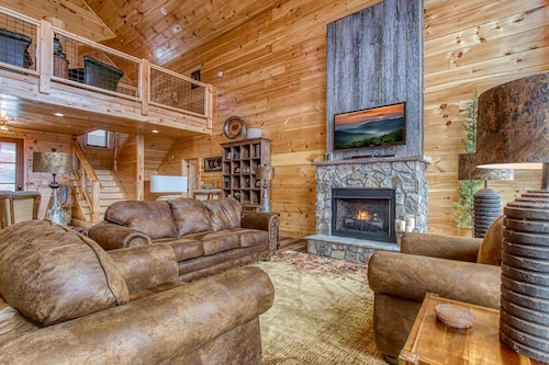 Sweet Mimosa Lodge Indoor Pool Hot Tub Views