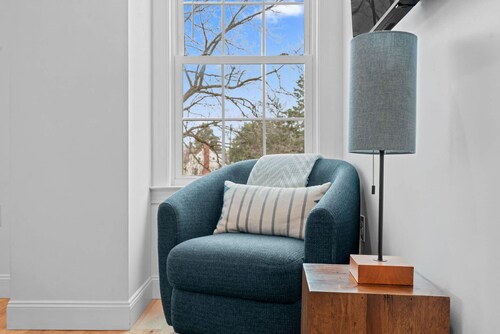 Downtown Flat Walk to Dining Shops Sleeps 4