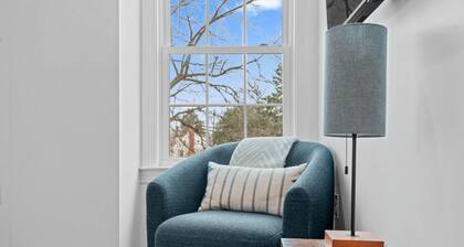 Downtown Flat Walk to Dining Shops Sleeps 4