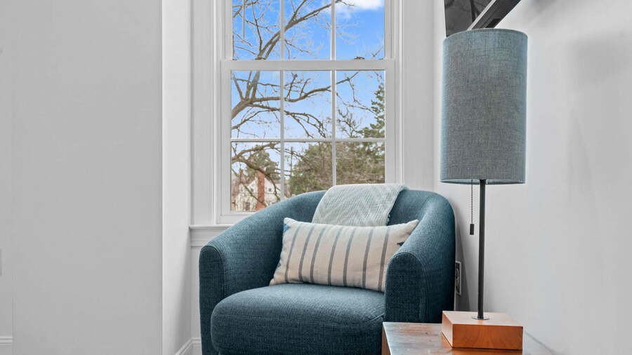 Downtown Flat Walk to Dining Shops Sleeps 4