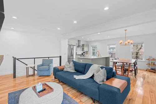 Downtown Flat Walk to Dining Shops Sleeps 4