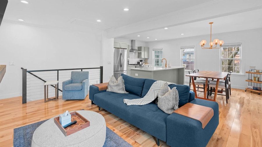 Downtown Flat Walk to Dining Shops Sleeps 4