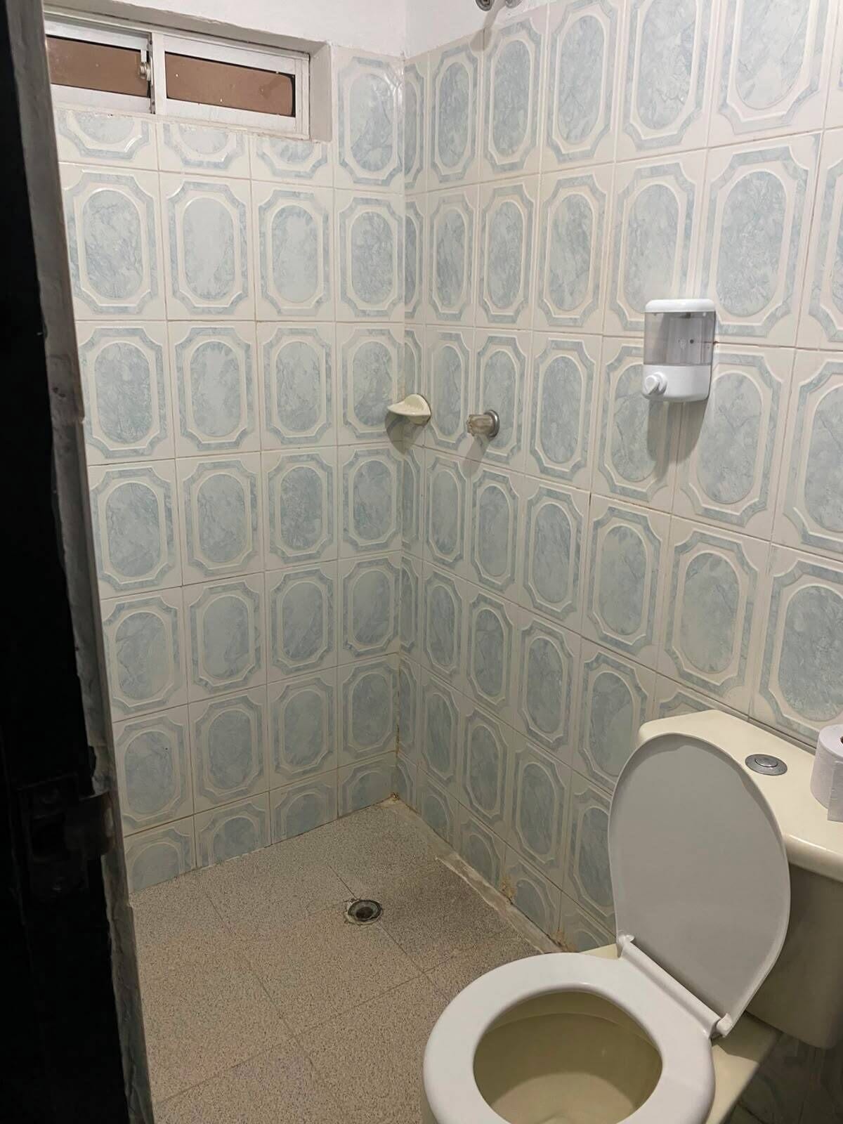Douche, serviettes fournies, savon, papier toilette