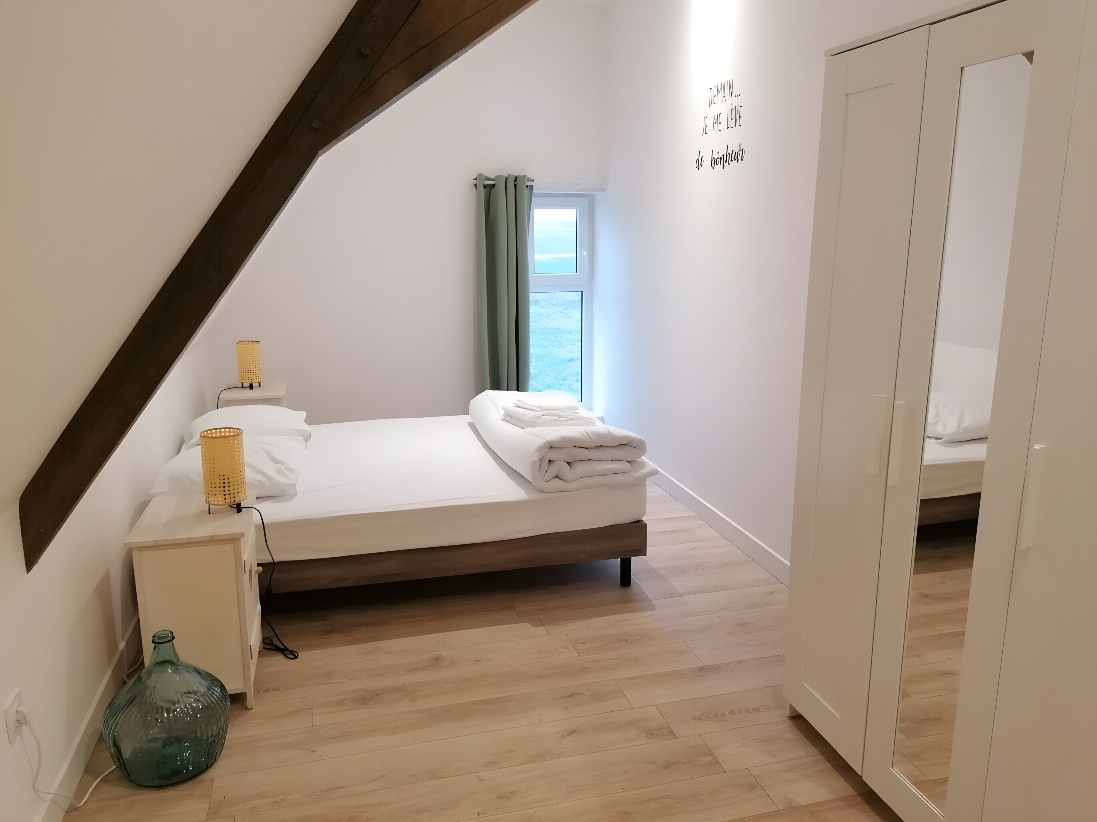2 bedrooms, iron/ironing board, WiFi, bed sheets