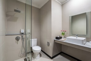 Duschwanne, kostenlose Toilettenartikel, Haartrockner, Hausschuhe