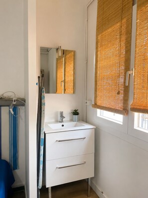 Dusche, Haartrockner, Handtücher