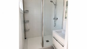 Dusche, Haartrockner, Handtücher