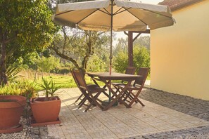 Outdoor dining - Spacious Family Villa - Peaceful Rural Escape (Penacova)