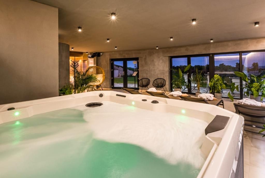 Indoor spa tub